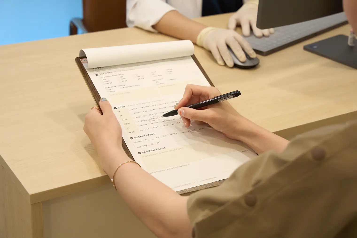 Filling out a questionnaire before treatment