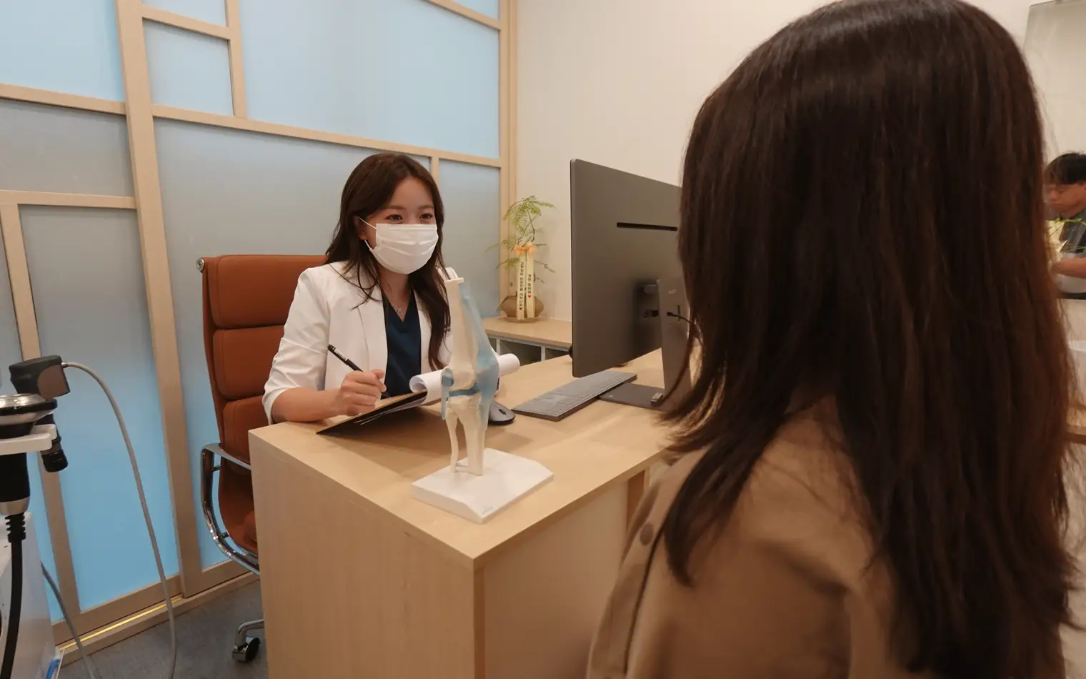 Dr. Jeonghyeon Kim consulting on digestion and fatigue concerns