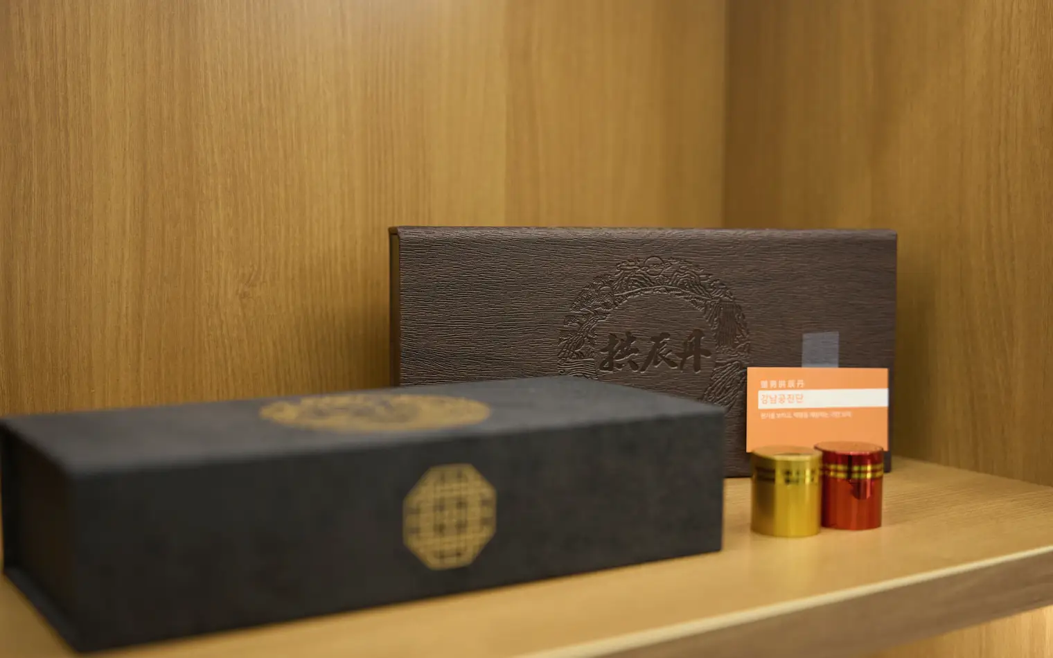 Gyeongok-go and Gongjin-dan gift boxes on a display shelf