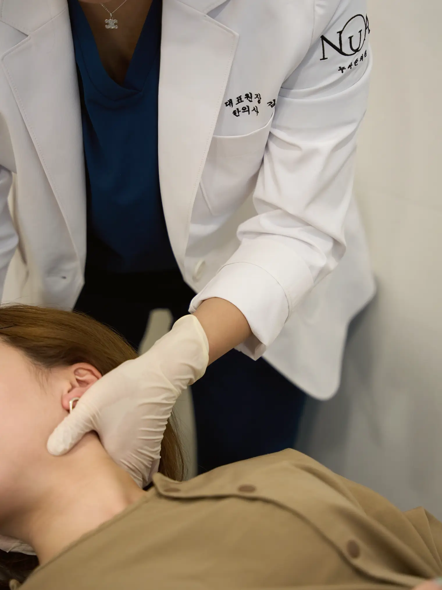 Supporting a lying patient's neck to check the cervical spine