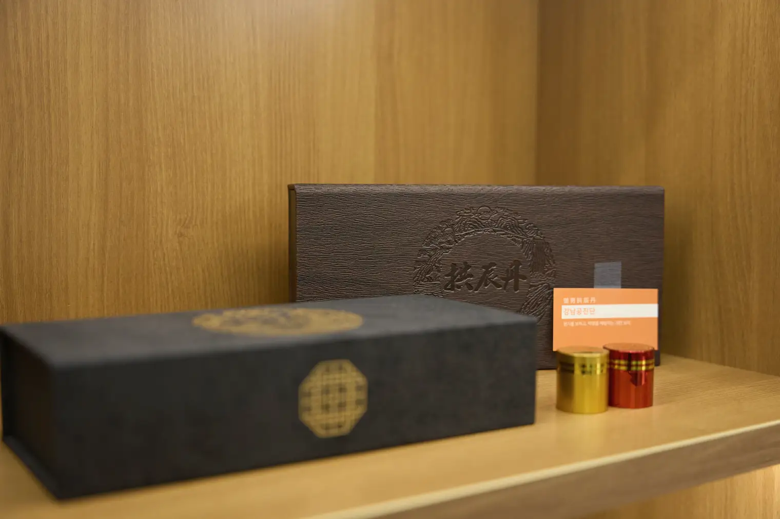 Gyeongok-go and Gongjin-dan gift boxes on a display shelf