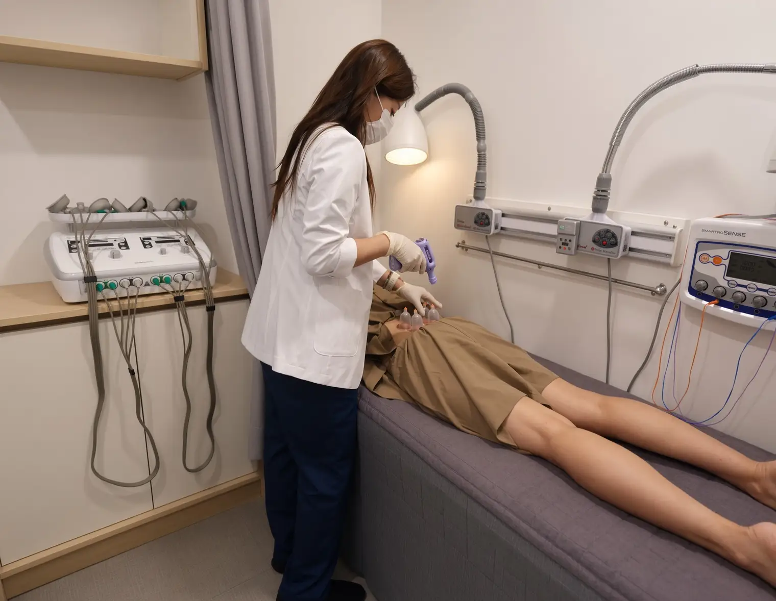통증 부위에 기기 치료를 진행하는 장면